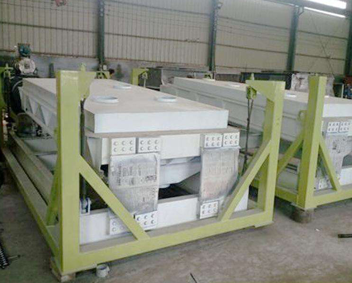 哪些因素會影響平面篩的篩選過程？